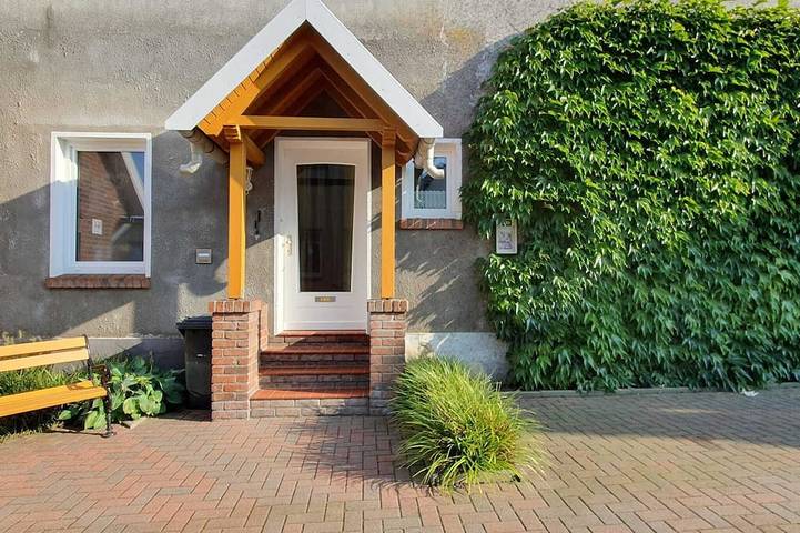 Ganze Wohnung, Gemütliche Ferienwohnung zentral gelegen mit separatem Eingang und Parkplatz. in Jever, Südliche Nordseeküste