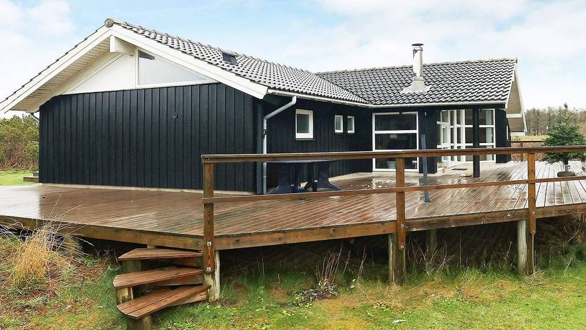 Feriehus for 8 personer, med terrasse og jacuzzi i tillegg til sauna, dyr tillatt i Danmark