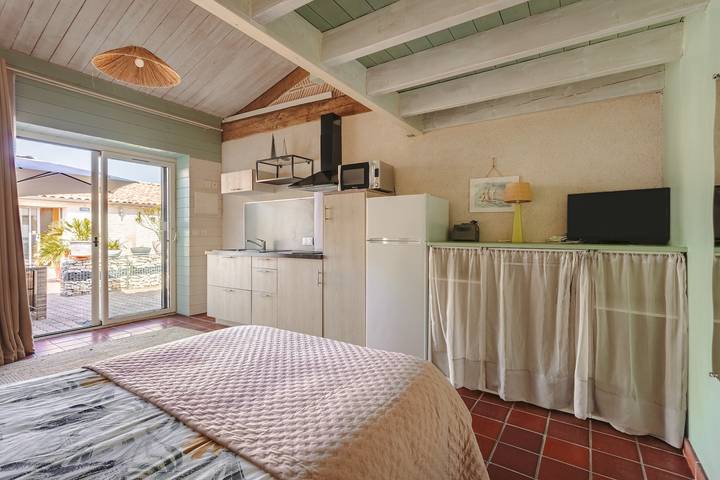 Gîte Mimosa with Terrace, Pool, and Air Conditioning by Kaz'Concept in La Jarrie, La Rochelle region