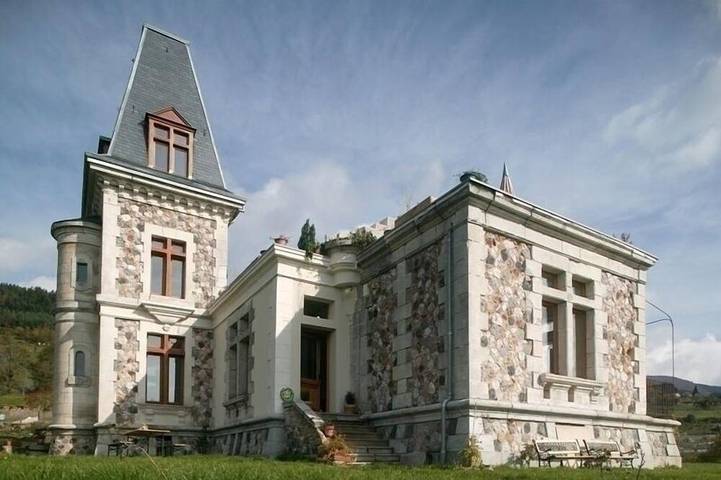 Location de vacances pour 6 personnes, avec jardin et balcon à Valcivières