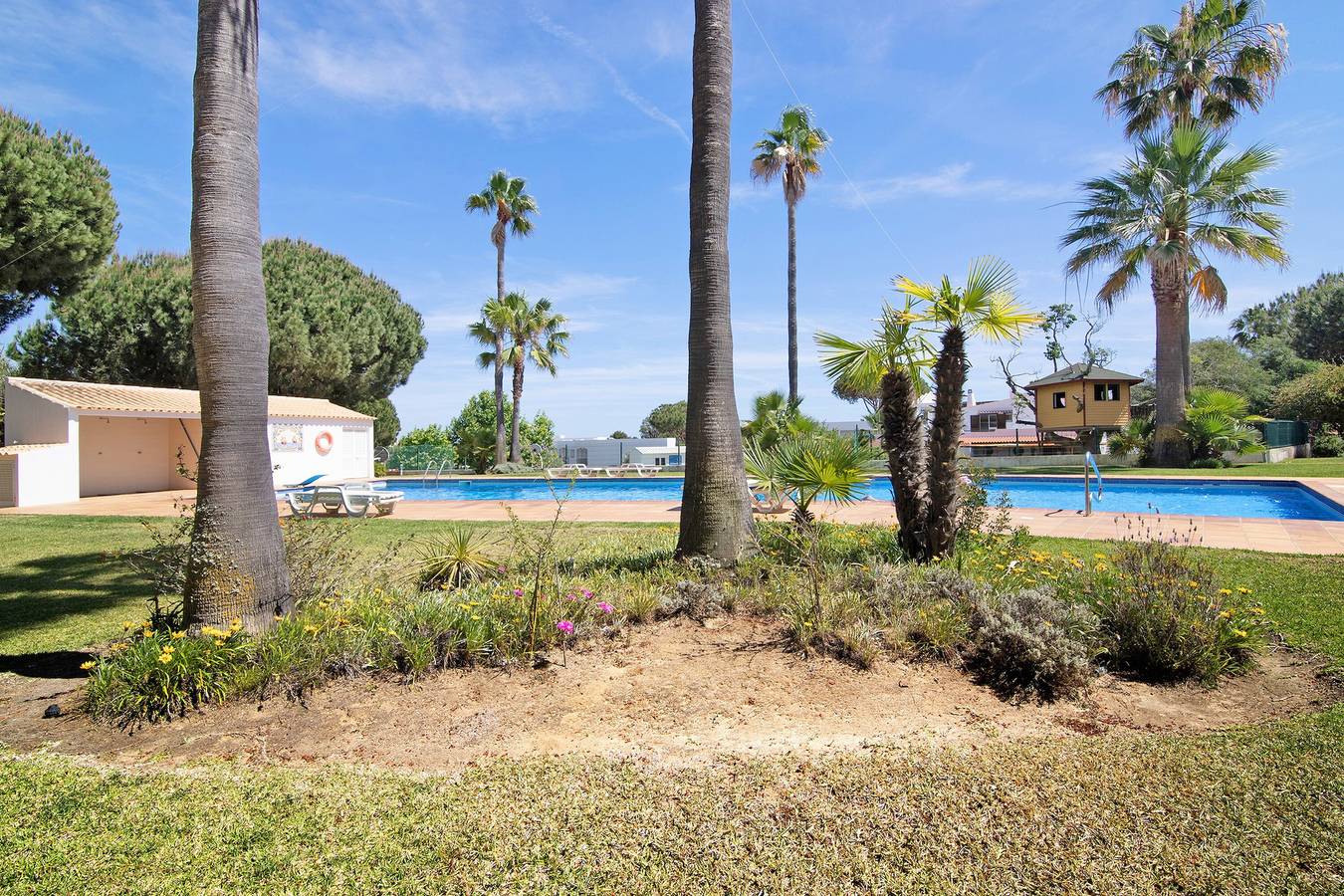 Geheel appartement, Appartement 'Yara Beach Apartments with Terrace' met gedeeld zwembad, Wifi en airconditioning in Albufeira, Faro District