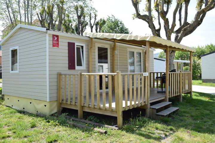 Camping pour 4 personnes, avec Terrasse ainsi que Jardin et Piscine