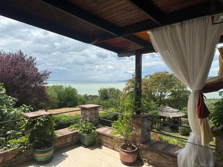 Apartament wakacyjny dla 6 osób, z widok na jezioro i basen oraz widok i balkon w Tihany