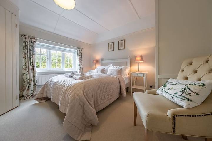 Densford Cottage peut accueillir quatre personnes et est situé à Amberley dans le Sussex. Avec West Witterings, une plage Pavillon bleu, à seulement 20 minutes de réserver votre séjour maintenant! in Amberley, South Downs