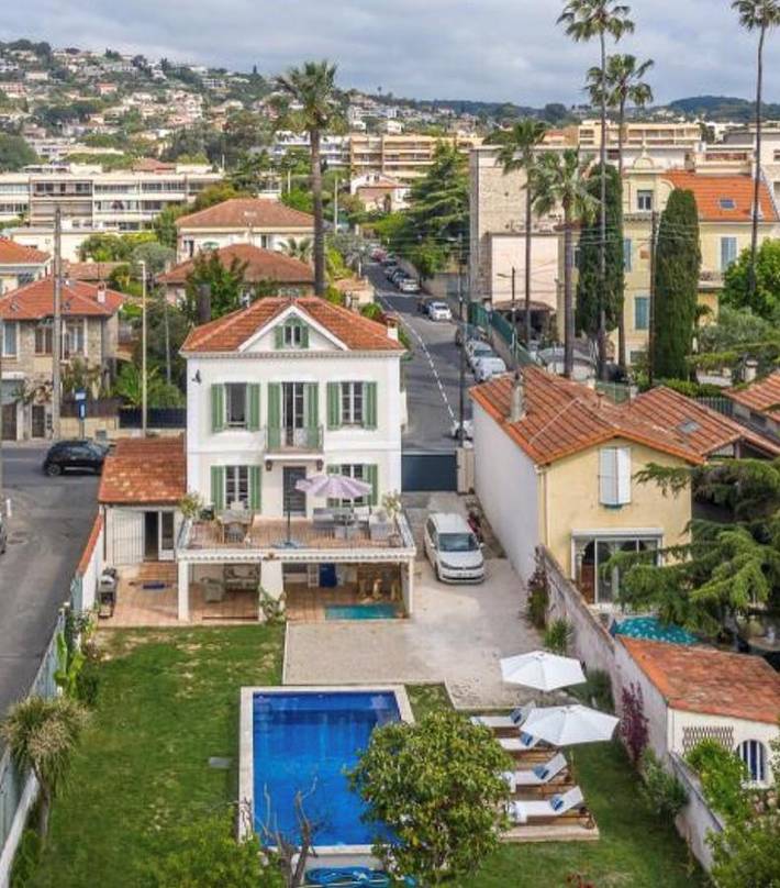 Villa pour 10 personnes, avec Terrasse et Jardin ainsi que Piscine et Vue dans Golfe-Juan