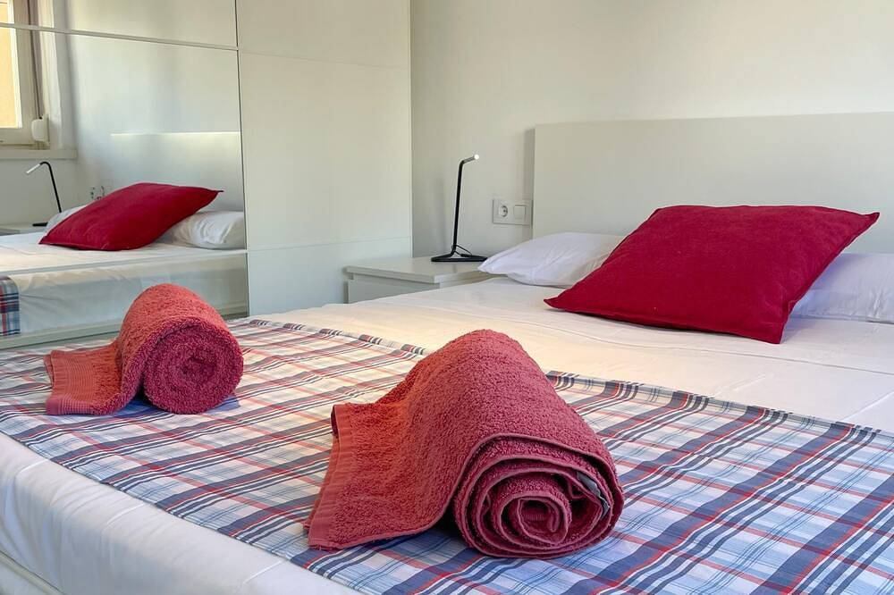 Entire apartment, Modern Apartment w/ Pool and Parking by Hostem in Vilanova i la Geltrú, Garraf