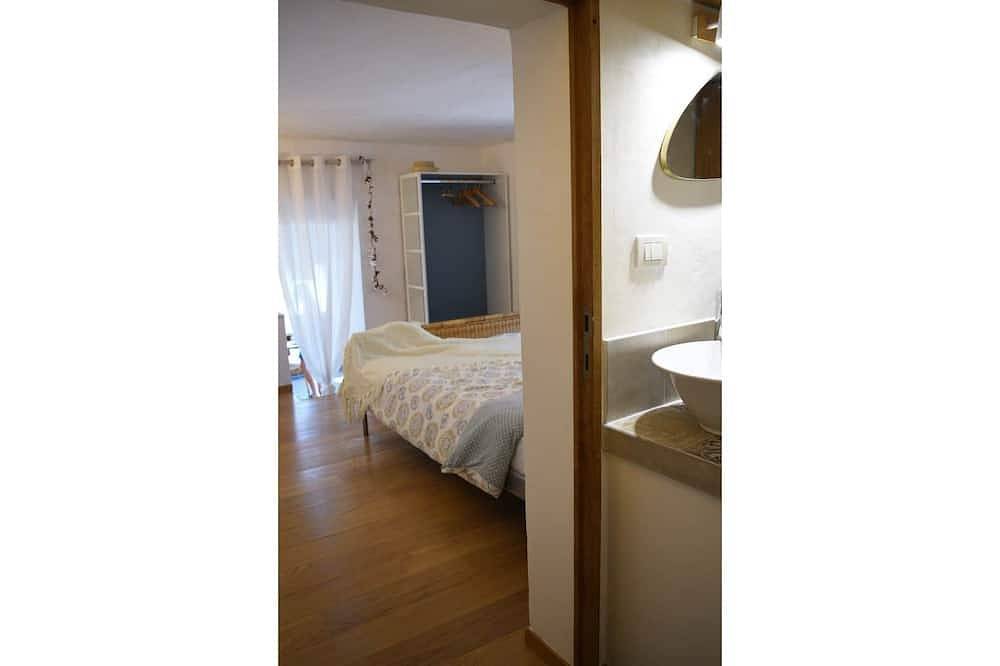 Entire apartment, Lovely detached cocoon in green property-terrace/garden in Barjols, Brignoles region