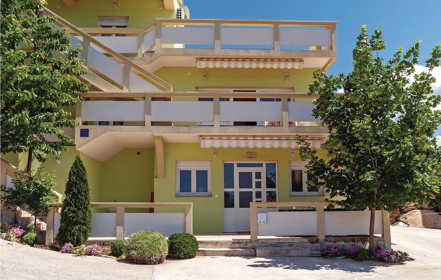 Ganze Ferienwohnung, Gemütliche Wohnung mit Terrasse, WLAN und Parkplatz, 1,5 km bis zur Küste in Obrovac, Zadar