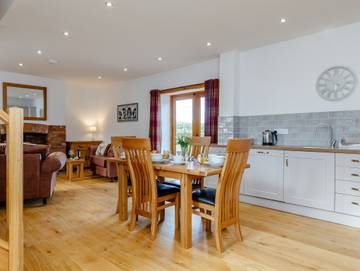 Log Cabin for 4 People in Gloucestershire, South West England, Photo 4