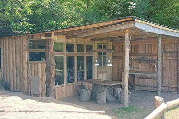 Tente pour 8 personnes, avec vue ainsi que jardin et piscine, animaux acceptés en Corrèze