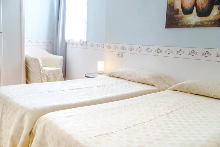 Hôtel pour 3 personnes, avec vue sur le lac ainsi que piscine et jardin, animaux acceptés dans Brusimpiano - 2