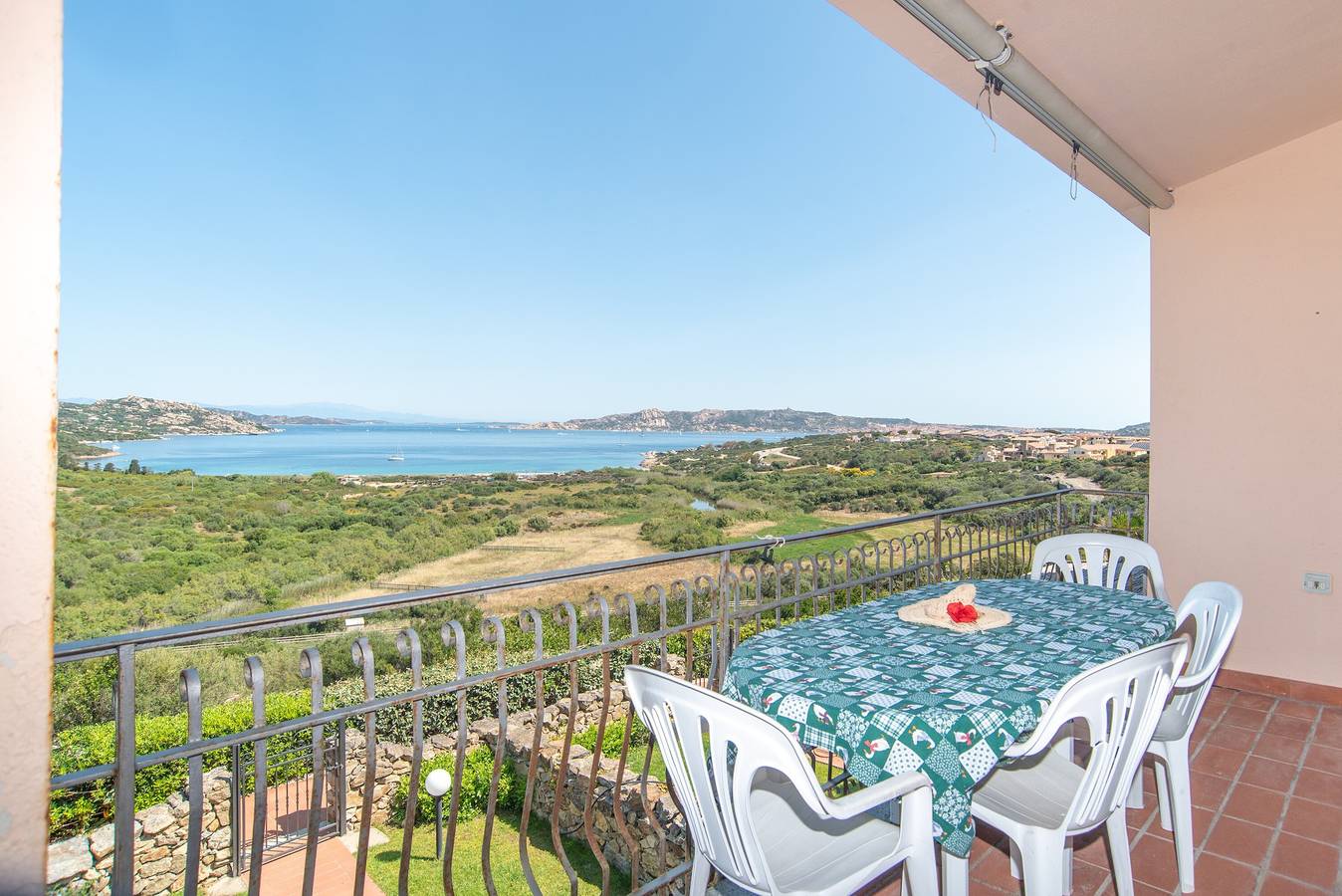 Appartement entier, Appartement de vacances avec vue panoramique sur la mer et balcon ; places de parking disponibles ; animaux domestiques admis. in Palau (town), Palau (Sardaigne)