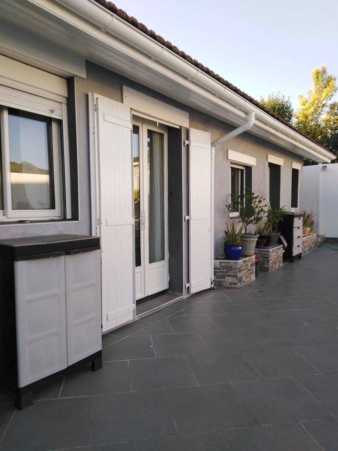 Gîte pour 2 personnes, avec piscine ainsi que vue et terrasse dans Musée Sainte Bernadette Moulin Lacadé Maison Paternelle - 2