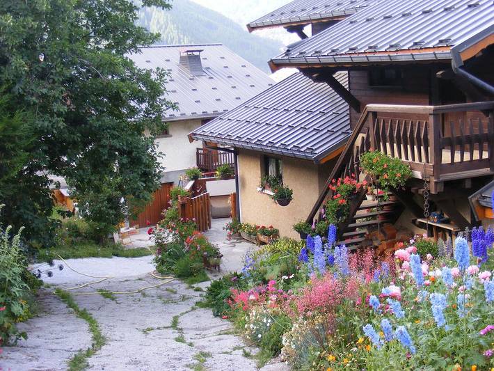 Gemütliches Ferienhaus nahe Skigebiet - Parkplatz, TV, Internet in Vars (station de ski), Vars