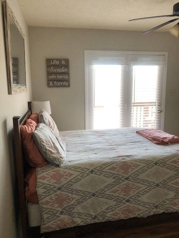 Waterfront - großes Dock - ruhige Cul-de-Sac-Straße - Lage an der Cove - Komfort in Smith Mountain Lake