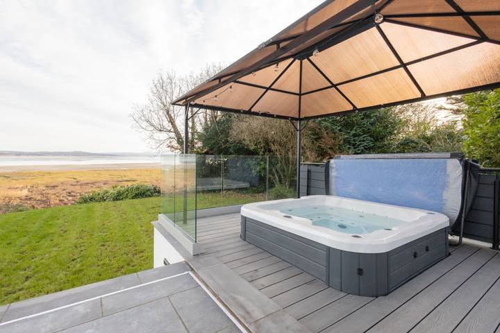 Holiday rental for 14 people, with garden and hot tub, with pets in Grange-over-Sands