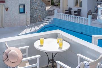 Maison d’hôte pour 2 personnes, avec vue ainsi que piscine et jardin, animaux acceptés à Chersónissos