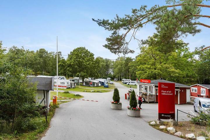 Camping für 5 Personen, mit Terrasse und Ausblick, mit Haustier in Schweden - 2