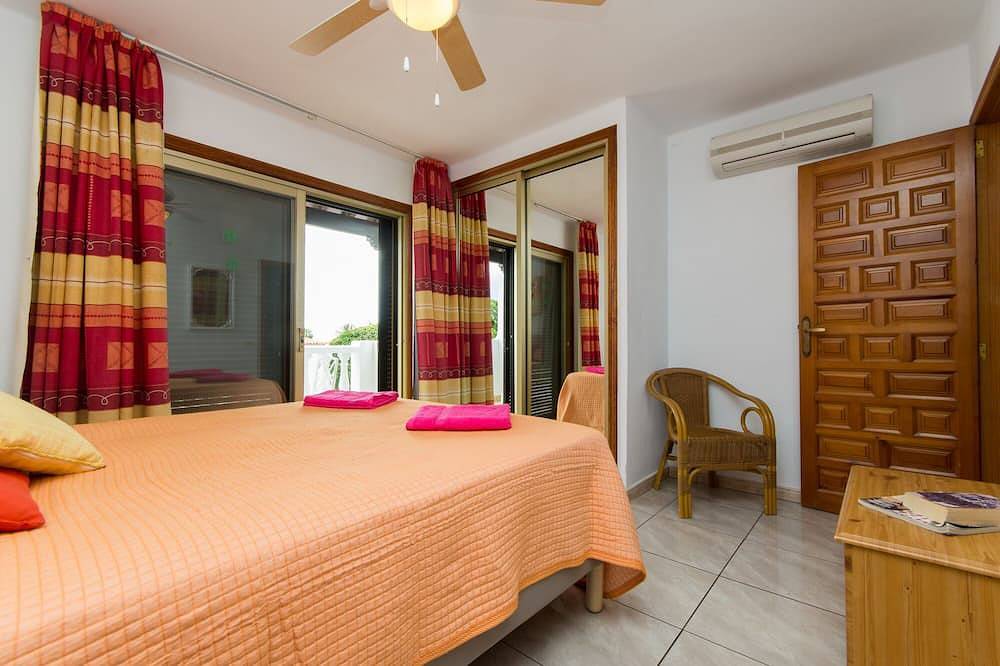 Villa Americas. Beautiful 6 Bedroom Villa. Private Heated Pool in Playa de las Américas, Arona