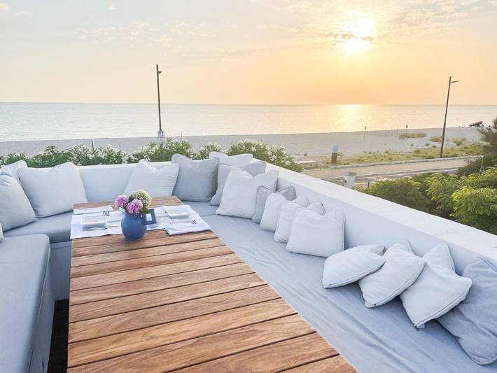 Elegante Villa am Strand, Jacuzzi und Garten in Spiaggia di Velluto, Senigallia (comune)