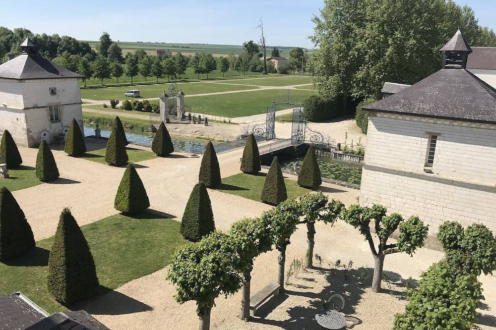 Colombier du château : piscine, barque et pêche in Vitry-la-Ville, Marne