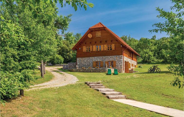 Geräumige 140 m² große Wohnung mit Pool, Terrasse und WLAN – der perfekte Rückzugsort! in Lika-Senj