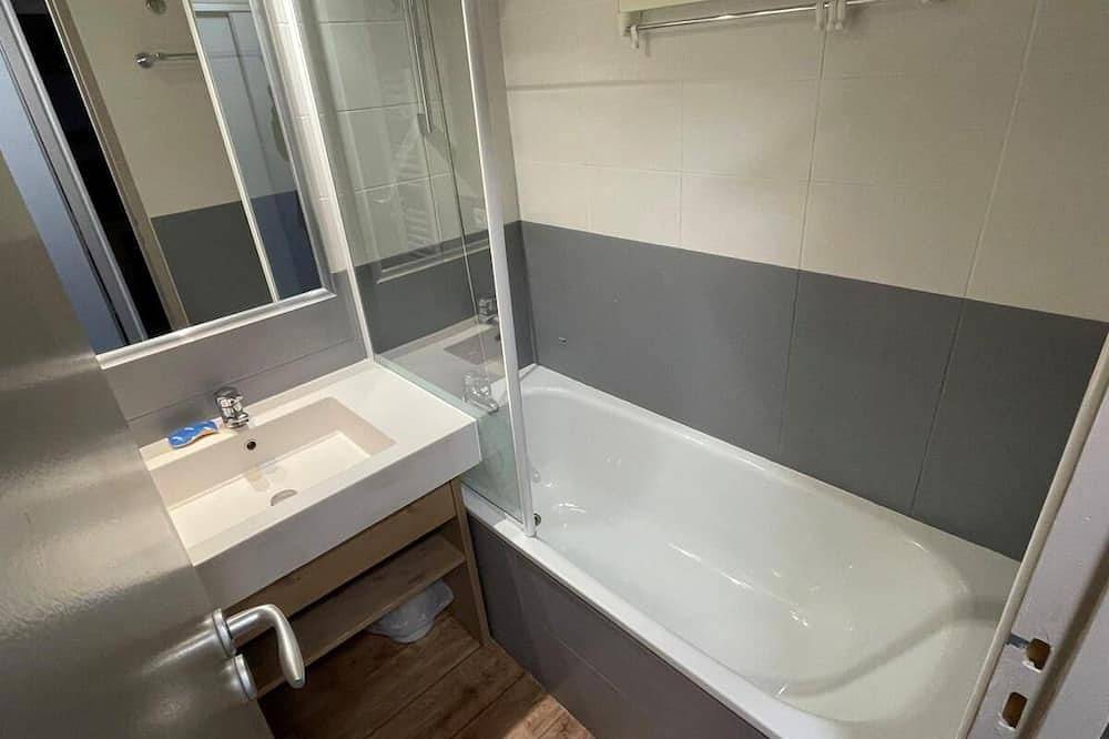 Apartamento entero, 50m from ski slopes, 3rd floor, view forest, balcony, tv, ski locker, 27m², La Tania in La Tania, La Perrière