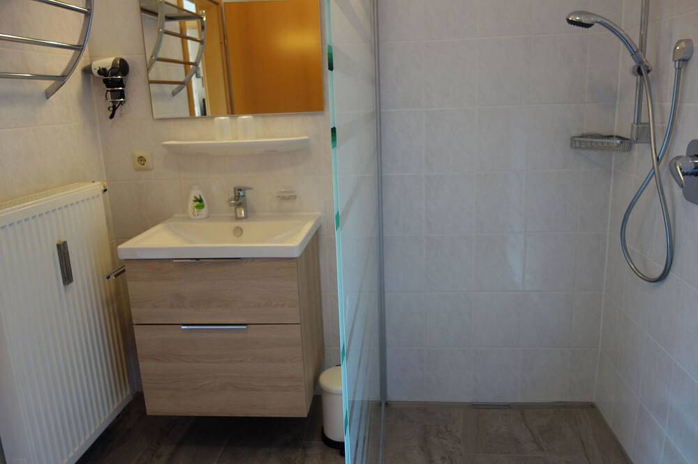 Ganze Wohnung, Ferienwohnung 66 qm, 1 Schlafzimmer, Südterrasse mit Bergblick in Piding, Bayerische Alpen