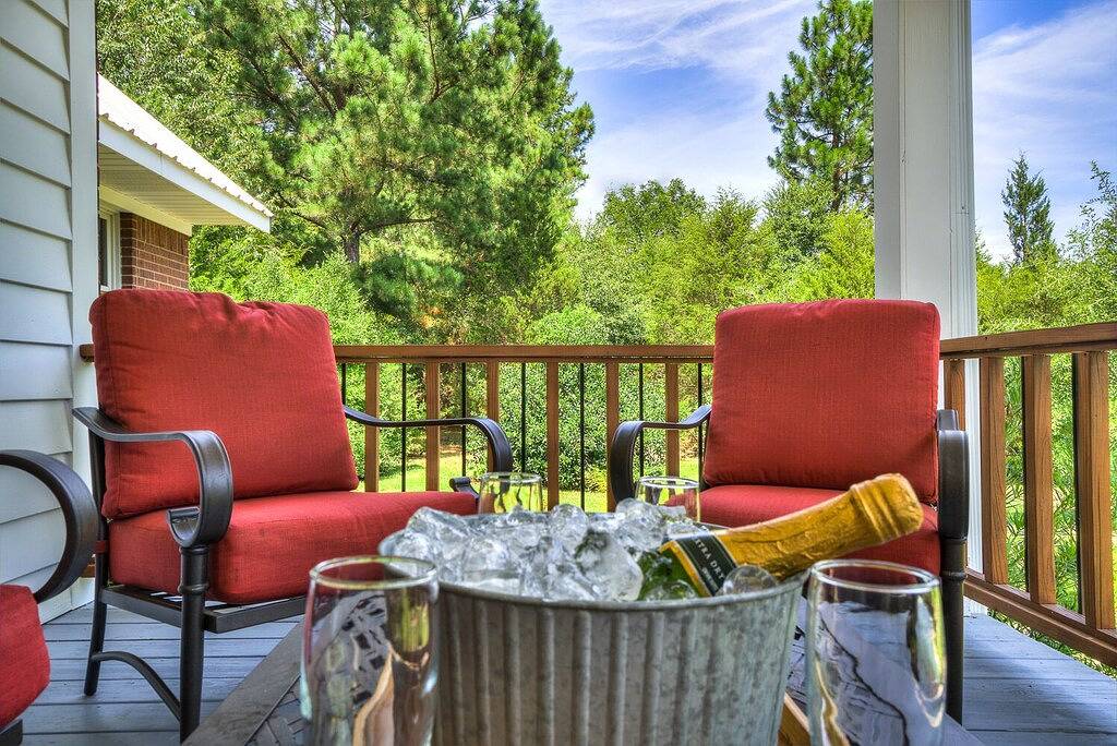 Land Charmeur mit einladenden vorderen und hinteren Veranden, Swim Spa, Decks, Feuerstelle in Van Zandt County