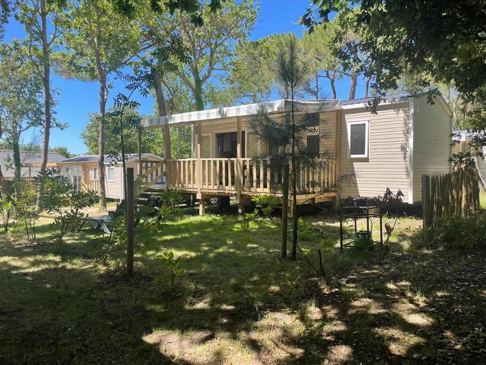 Camping pour 6 personnes, avec jardin et bassin pour enfant ainsi que piscine et jacuzzi