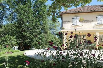 Gîte pour 4 personnes, avec terrasse ainsi que piscine et jardin, animaux acceptés à Marcillac-Saint-Quentin