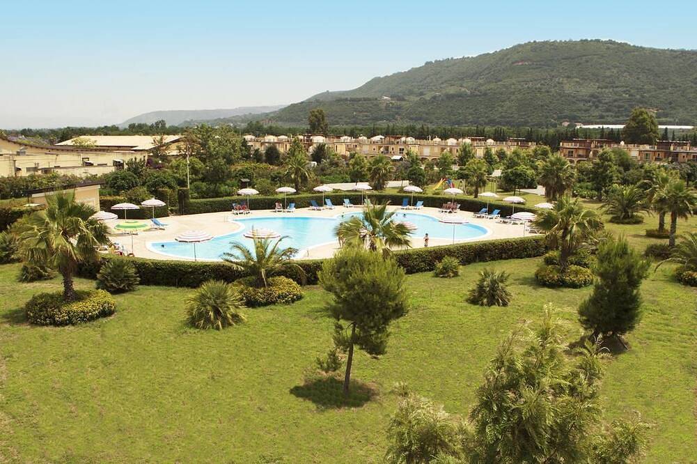 Entire apartment, Ground floor apartment close to beach exit and with swimming pool close by. in Vibo Valentia, Vibo Valentia Province