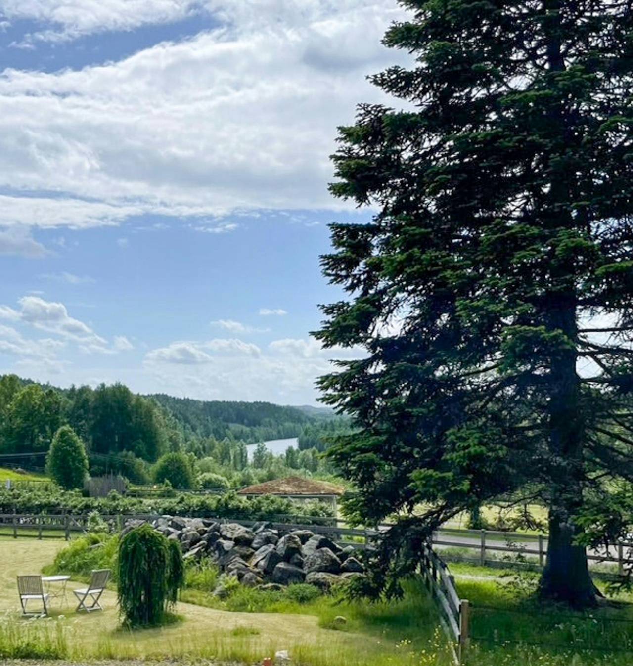 Torp från 1929 med utsikt över Lygnösjön in Alingsås region, Västergötland