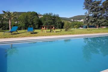 Location de vacances pour 12 personnes, avec piscine à Tour-de-Faure