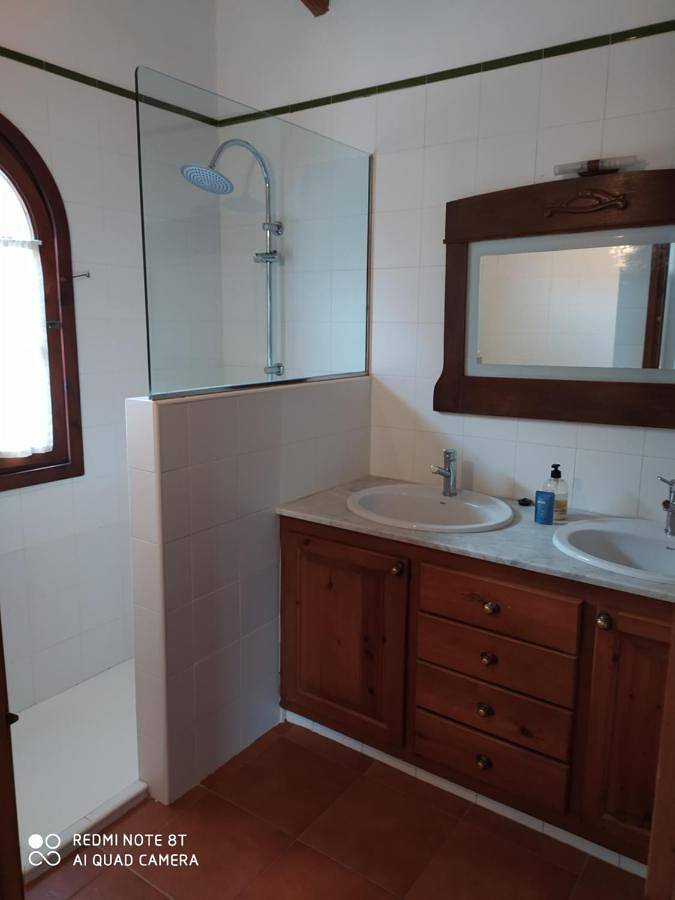 Location de vacances pour 8 personnes, avec piscine et jardin ainsi que balcon et vue à Cala Morell - 4