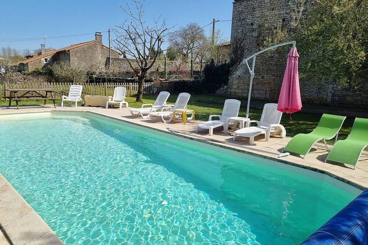 Gîte pour 18 personnes, avec jardin ainsi que piscine et jacuzzi, animaux acceptés à Paizay-le-Tort
