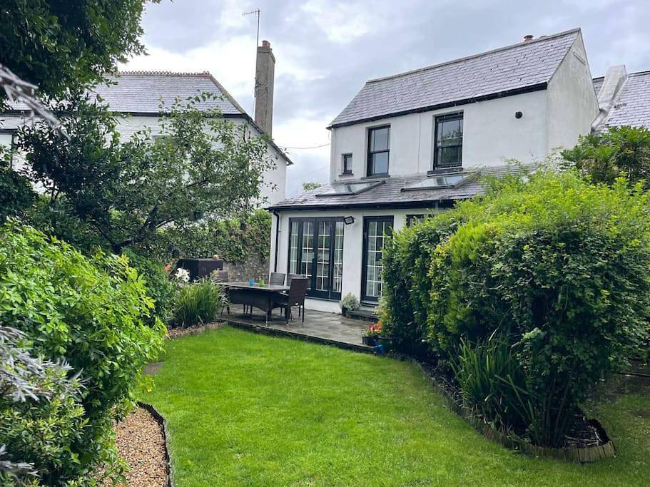 Lovely Charmouth cottage with log fire & garden close to beach in Charmouth, Dorset