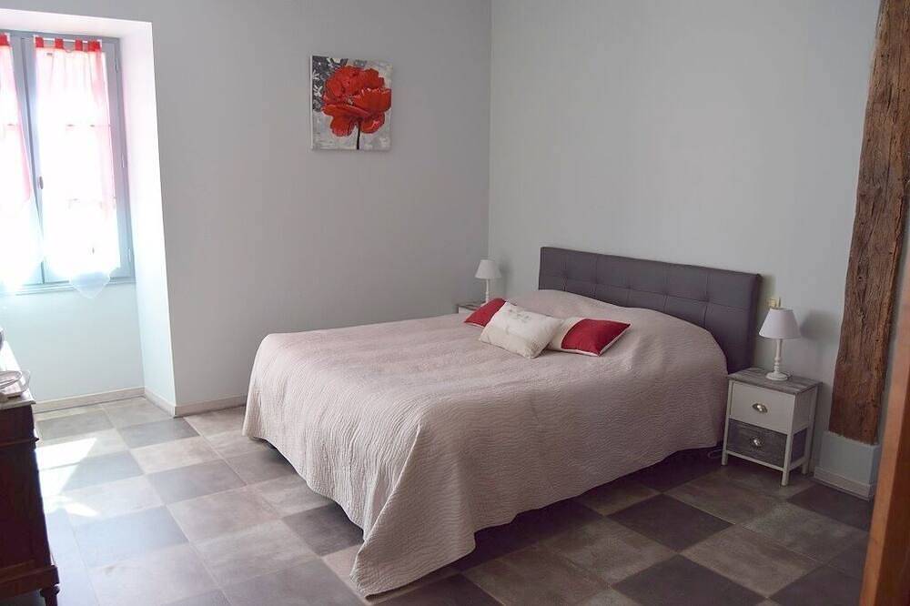 Hübscher Taubenschlag auf dem Land in Thénac, Périgord Pourpre