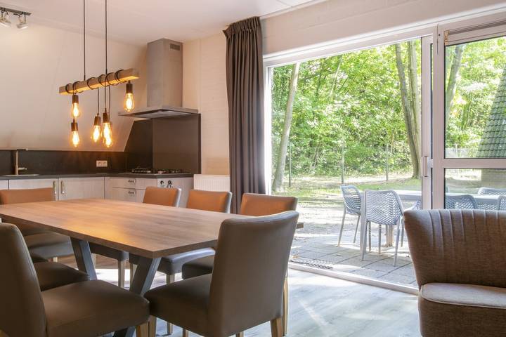 Bungalow voor 8 personen, with Balkon/Terras and Whirlpool as well as Terras and Tuin in Oosterhout