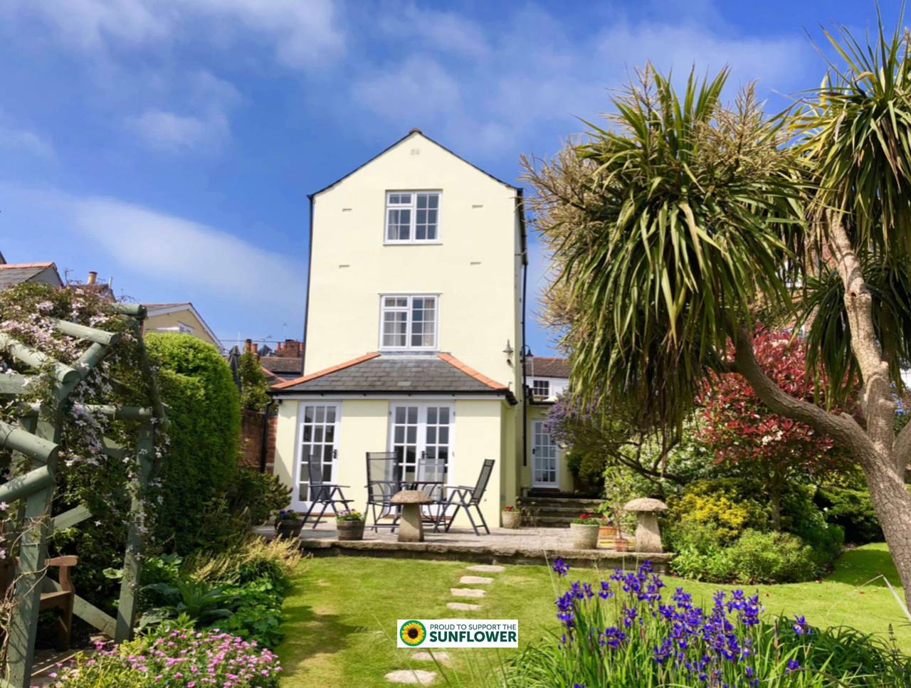 Mulberry Cottage coastal holiday home in Cowes, Isle of Wight