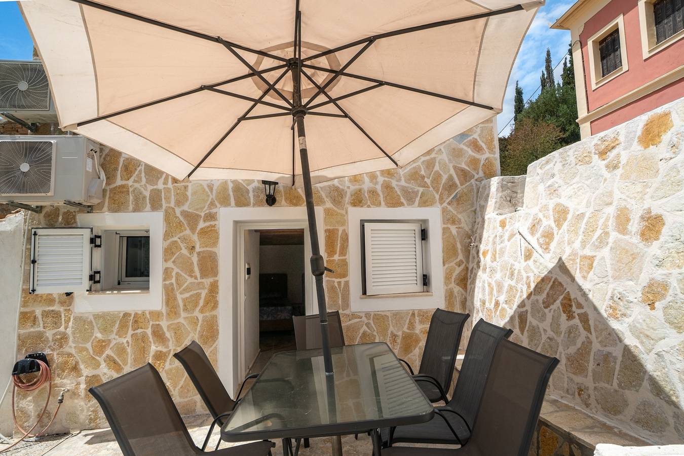 Appartement entier, Appartement "Villa Nicolas" avec vue sur les montagnes, Wi-Fi et climatisation in Corfou