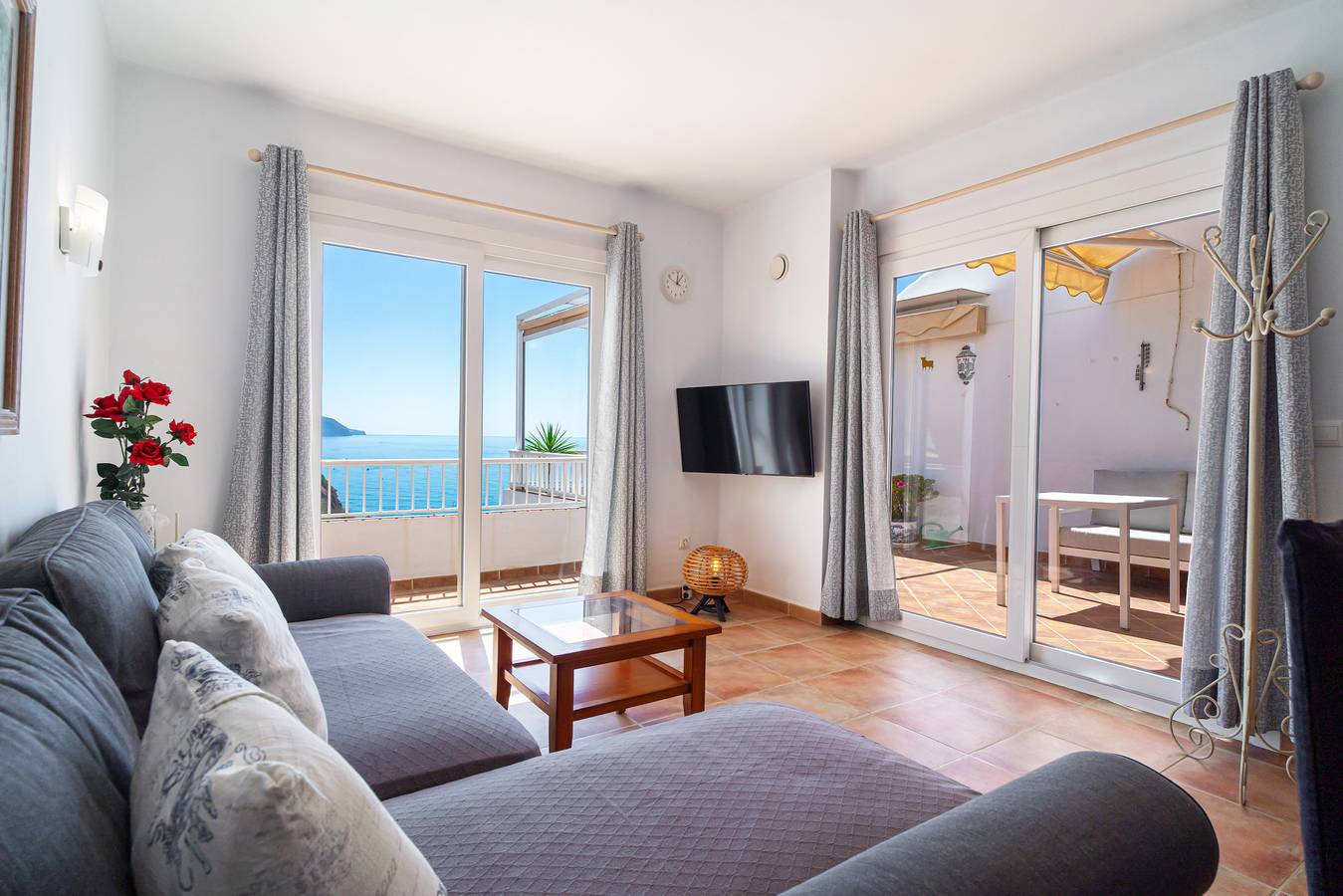 Entire apartment, Capistrano Playa 404 in Playa de Burriana, Nerja