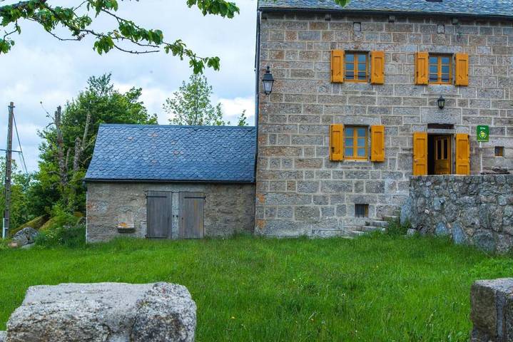 Location de vacances pour 11 personnes, avec jardin à Brion (Lozère)