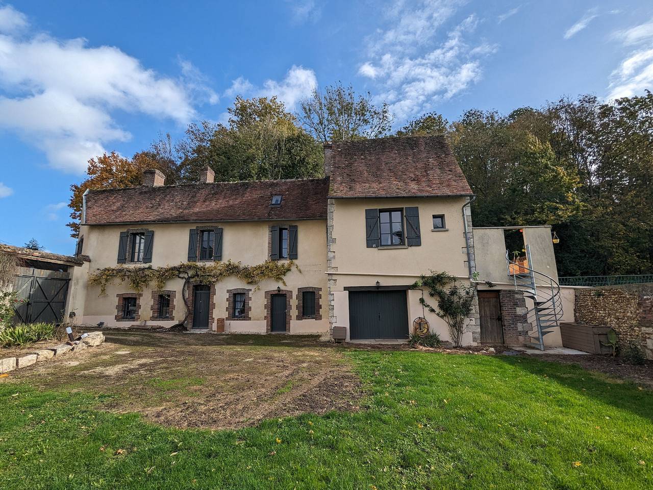 Gîte médiéval avec jardin privatif et cheminée, à proximité des commerces et sites historiques. in Château-Renard, Región de Montargis