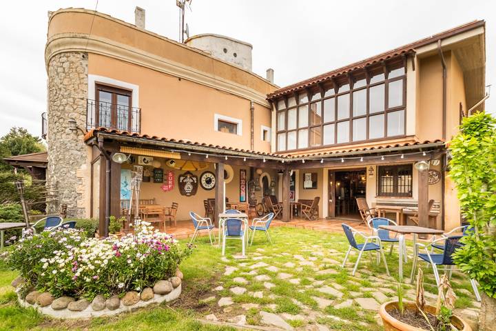 Cama y desayuno para 3 personas, con Jardín en Somo