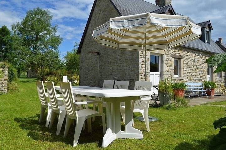 Gîte pour 5 personnes, avec Jacuzzi ainsi que Terrasse et Jardin à Audouville-la-Hubert