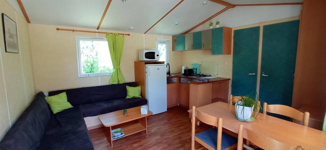 Camping pour 4 personnes, avec vue et piscine ainsi que bassin pour enfant et jardin, animaux acceptés