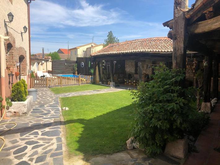 Apartamento para 14 personas, con Balcón y Terraza además de Jardín y Piscina en Cuéllar 