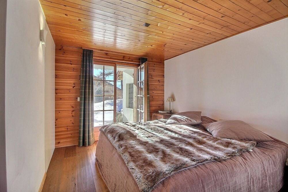 Chalet in the heart of Anzère, close to the Spa, with 3 bedrooms and 1 open mezzanine in Anzère, Ayent