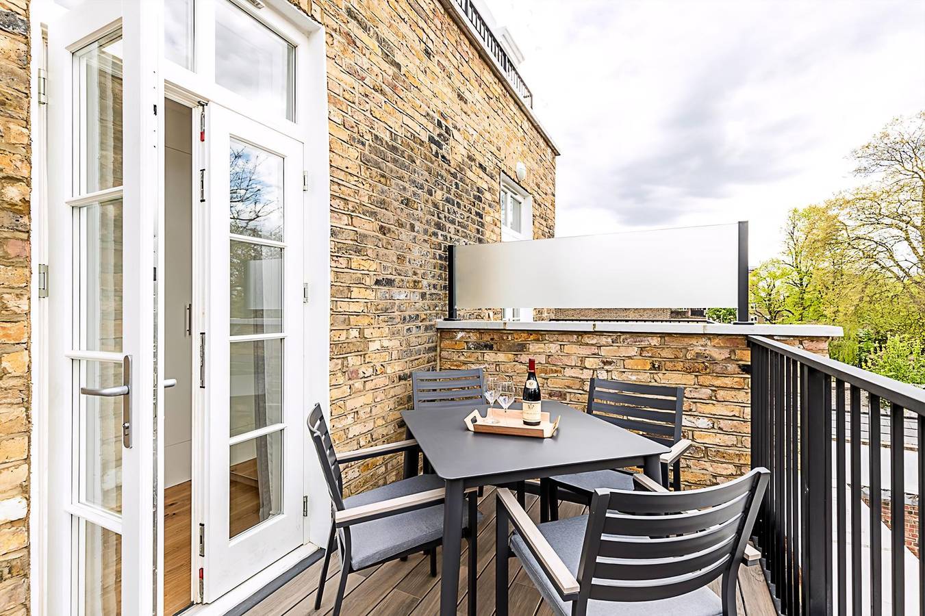 Entire apartment, Chic Chelsea Retreat: Bright Space & Balcony Bliss in Kensington and Chelsea, London